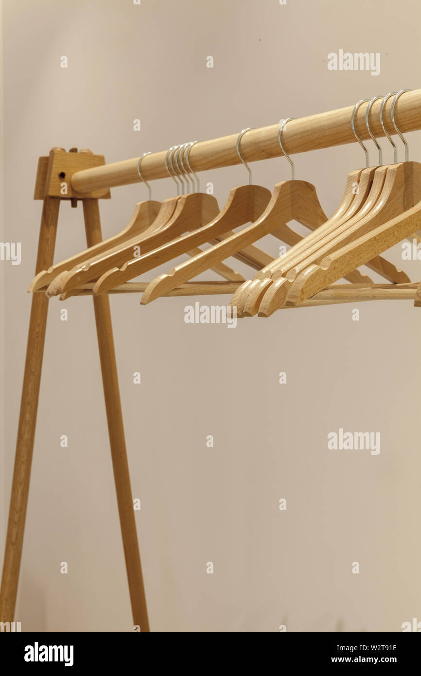 Svuotare i portabiti in legno per abiti abito in camera Foto Stock