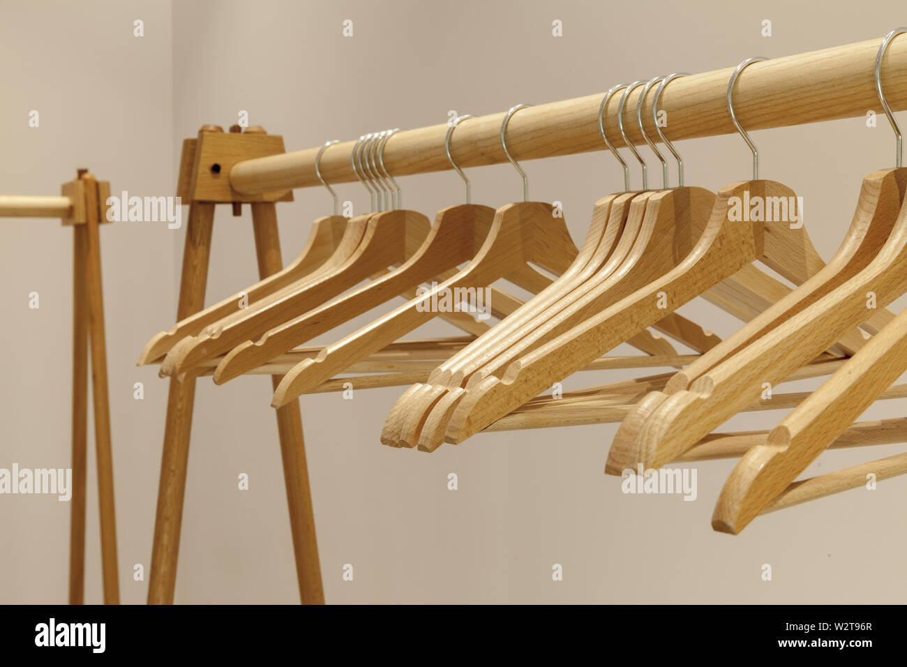 Svuotare i portabiti in legno per abiti abito in camera Foto Stock