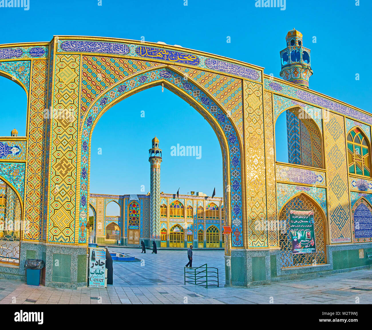 ARAN-O-BIGDOL, IRAN - 23 ottobre 2017: la vista su Imamzadeh Helal Ali santo santuario attraverso il suo bellissimo percorso arcuato, decorata con piastrelle islamica pat Foto Stock