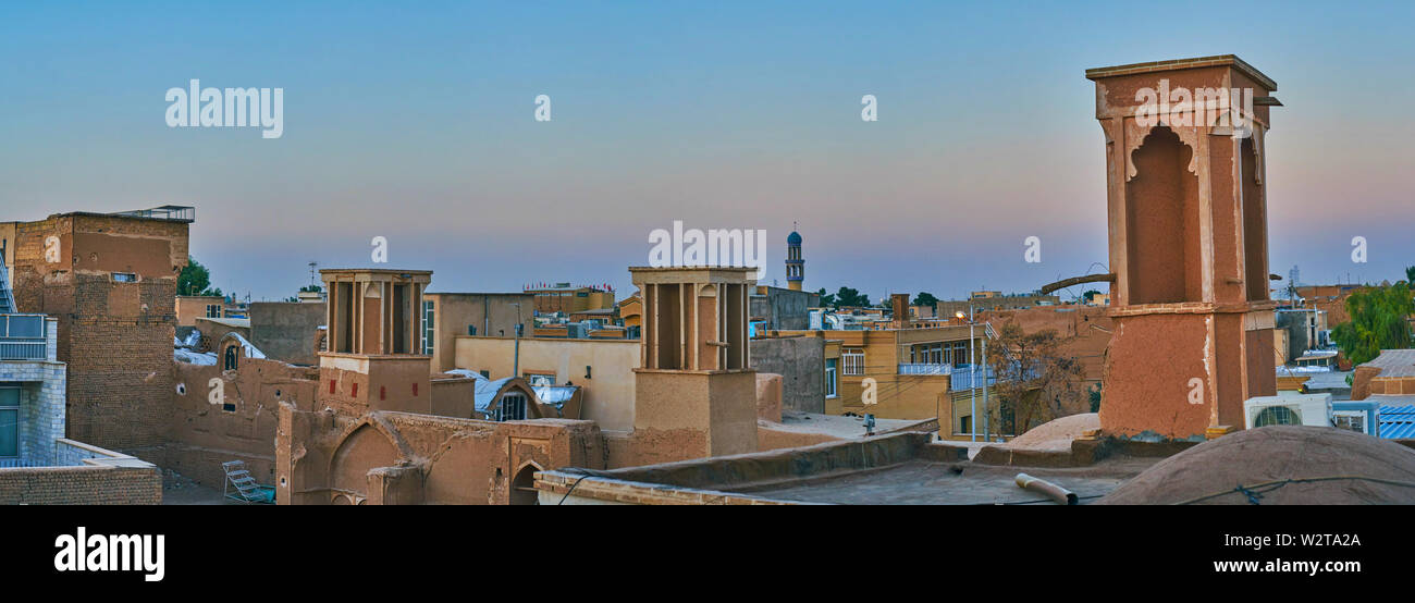 Panorama dei tetti della città vecchia con adobe badgirs (torri del vento), minareti di piastrelle e pareti di squallido su blu ora, Kashan, Iran Foto Stock