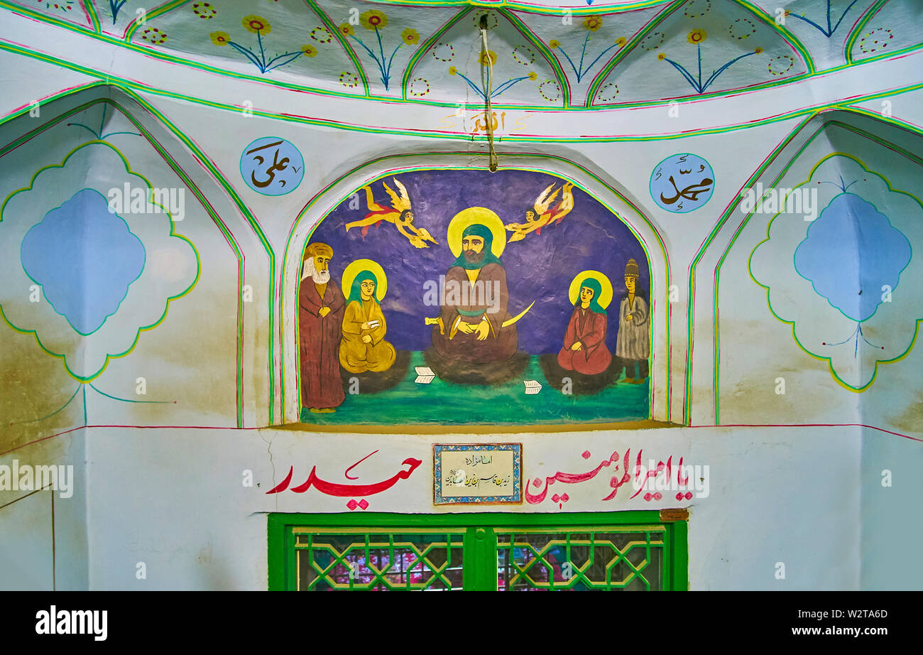 KASHAN, IRAN - 23 ottobre 2017: Il Santuario in città vecchia decorate con affreschi raffiguranti santi musulmani e angeli, il 23 ottobre a Kashan. Foto Stock