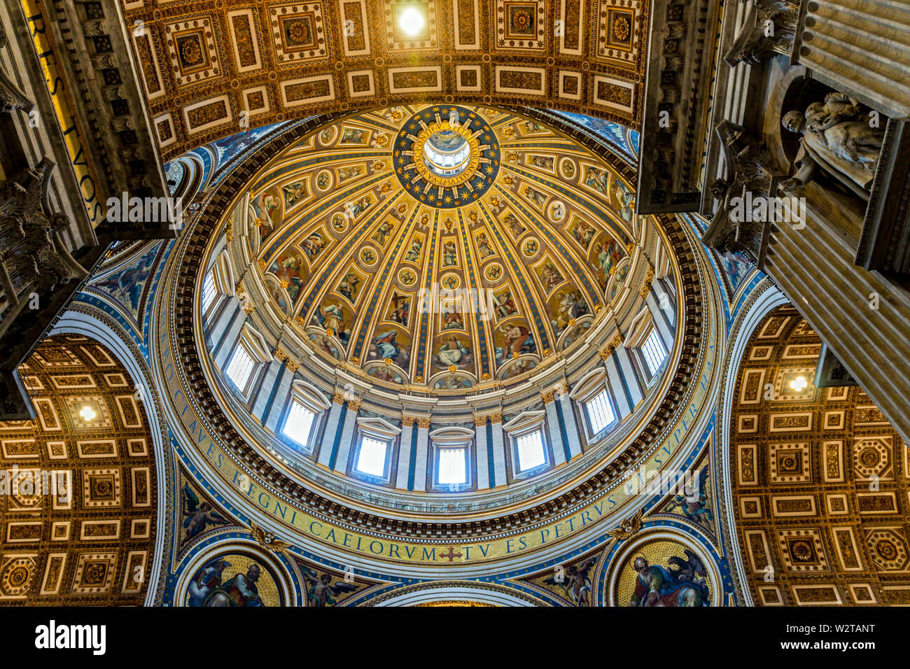 La Basilica di San Pietro la cupola vista interna nella Città del Vaticano Foto Stock