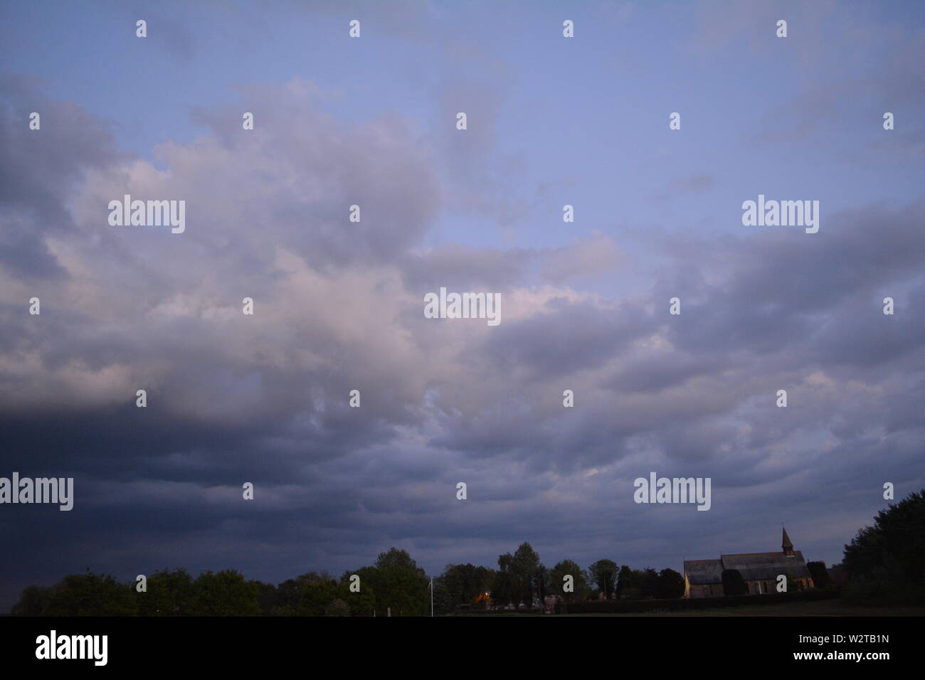 paesaggio, cielo, cielo nuvoloso con alberi in lontananza. Foto Stock