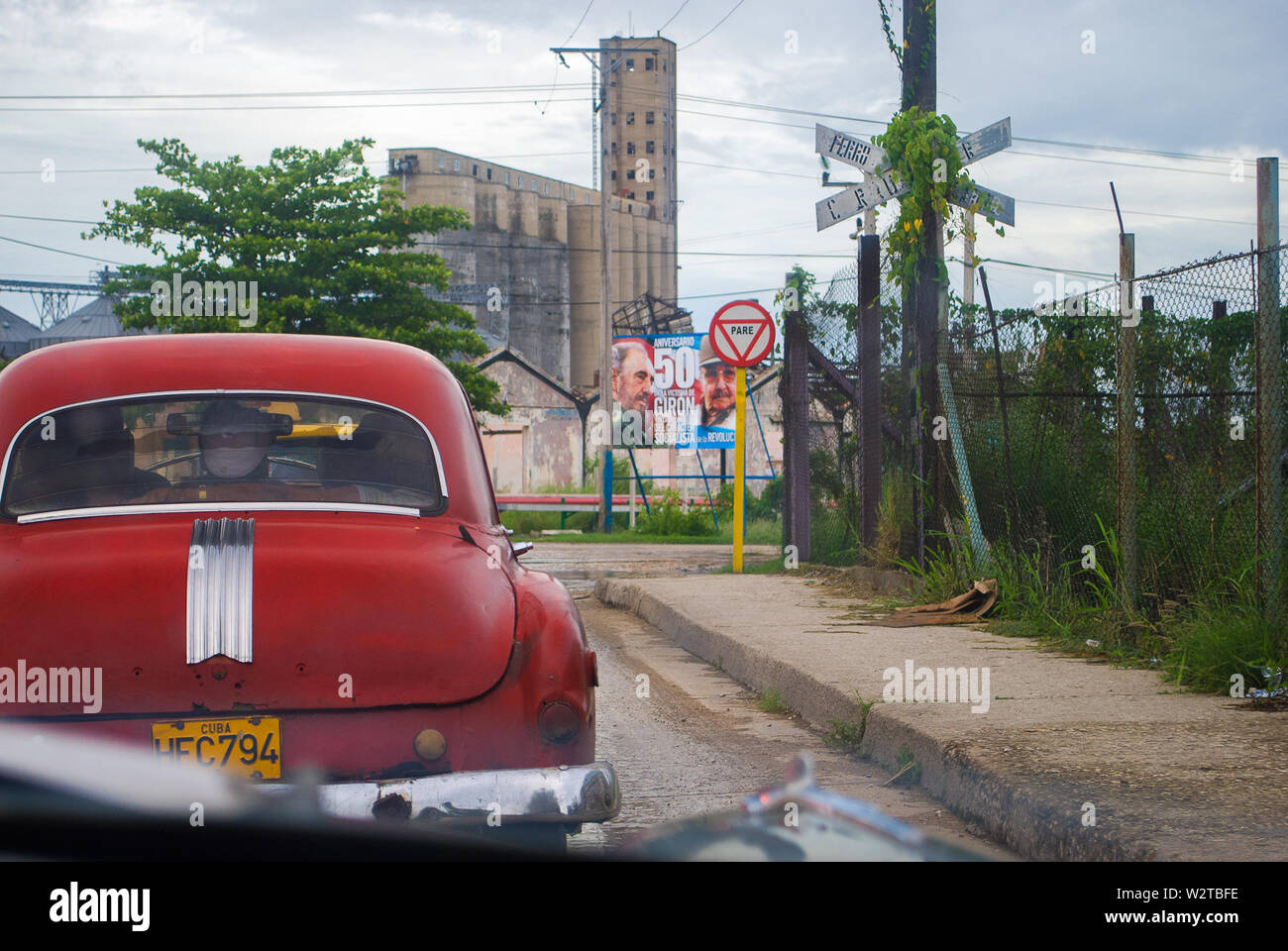 L'Avana - Cuba / Ottobre 16 2011, antico mezzo secolo americano auto riempito con cubani nella periferia di Avana con un manifesto politico nel Foto Stock