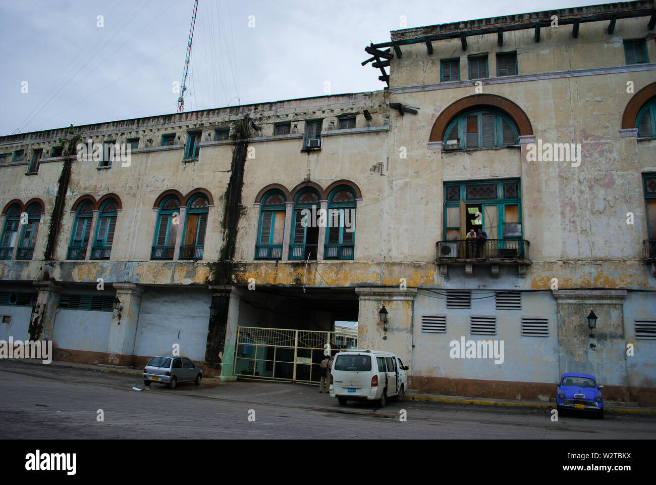 L'Avana - Cuba / Ottobre 16 2011, vecchio malandato ma ancora occupato edificio in Avana, con sportello di legno al posto delle finestre di vetro urla la povertà. Foto Stock