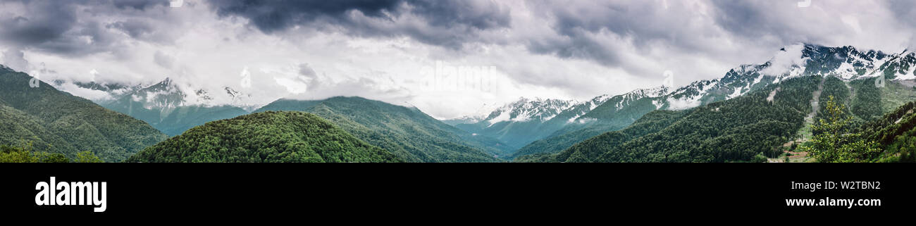 Foreste di montagna e nuvole Foto Stock