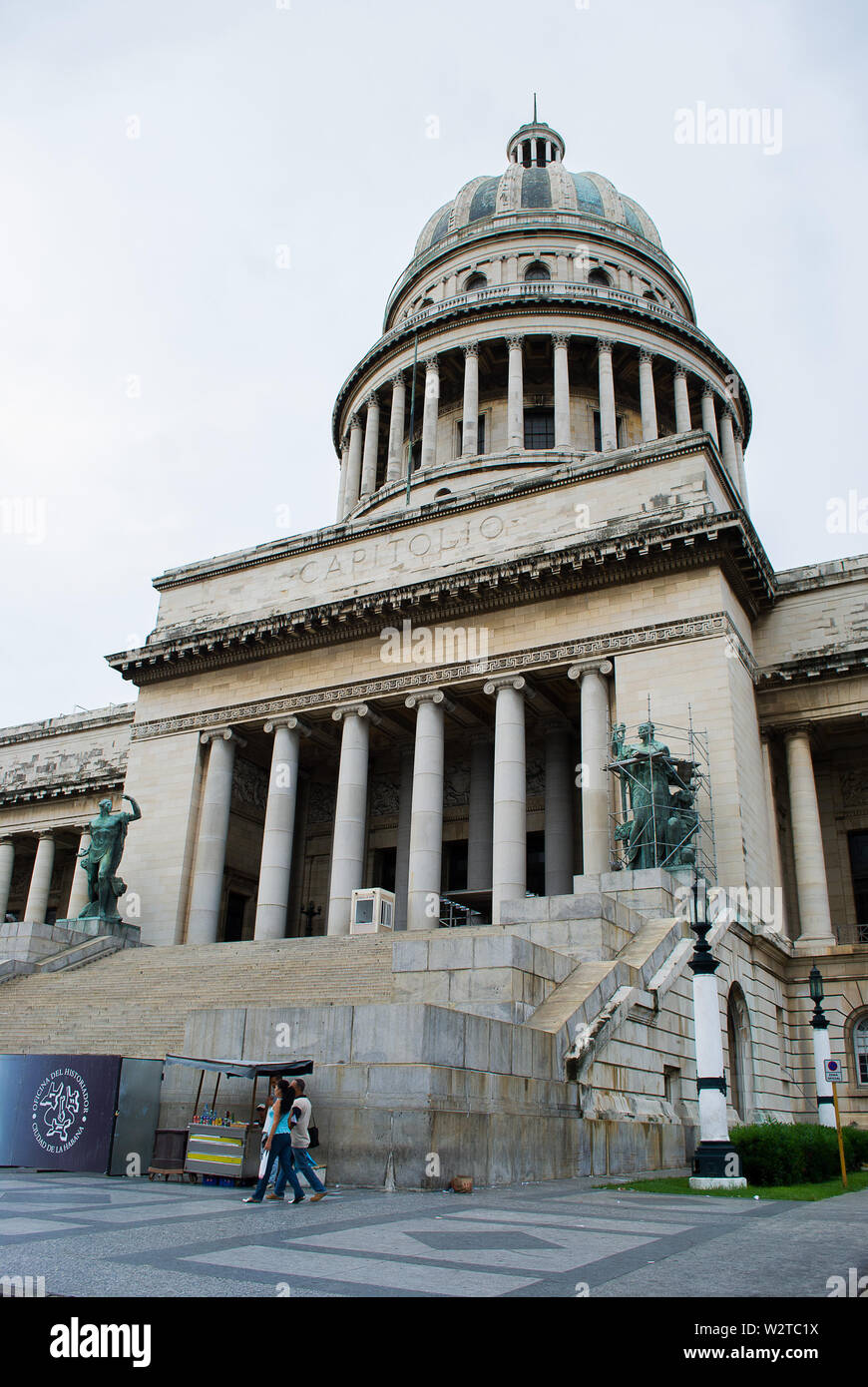 L'Avana - Cuba / Ottobre 16 2011, Parlamento cubano noto come capitolo sembra imporre nella incorniciatura verticale. Foto Stock