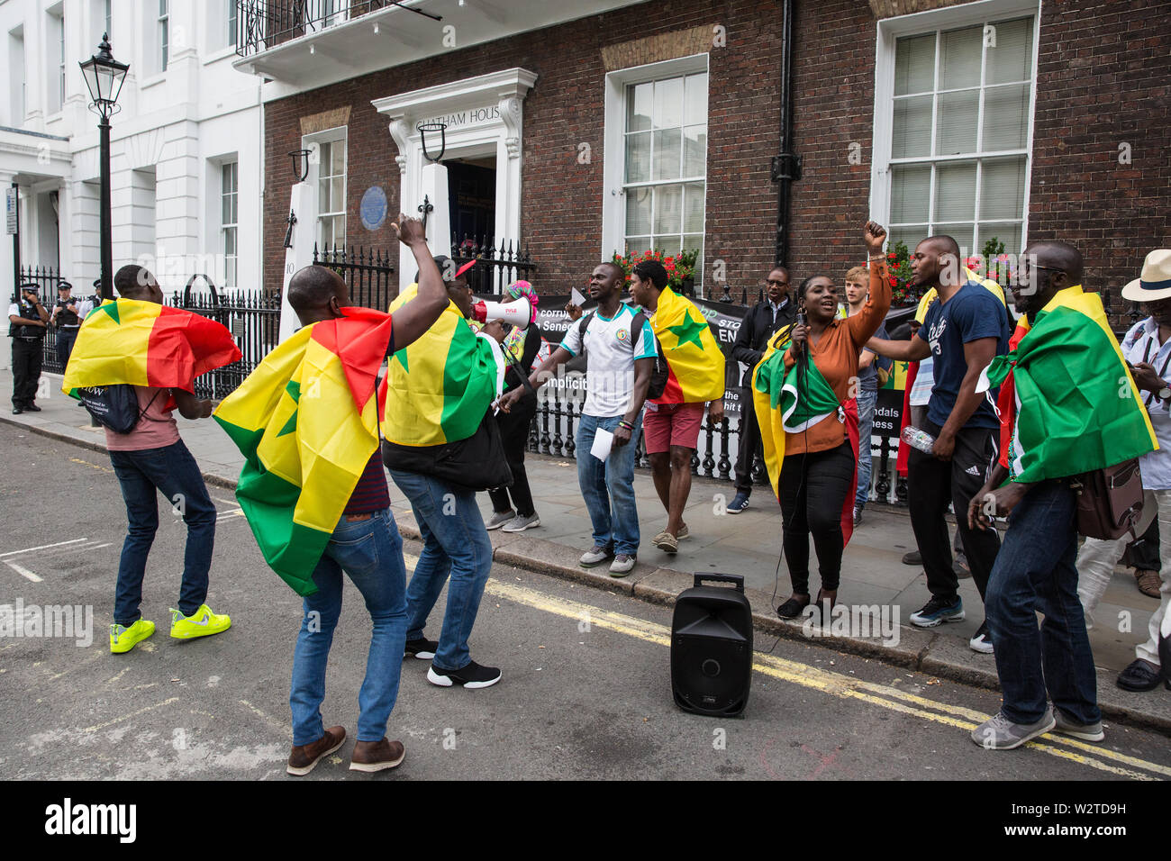 Londra, Regno Unito. 10 Luglio, 2019. I membri della comunità senegalese nel Regno Unito che Senegalese di sostegno alla società civile circolazione Aar Li Ñu Bokk protesta al di fuori di Chatham House durante una intervista di Evan Davis di BP Group Chief Executive Bob Dudley per discutere il bilanciamento crescenti fabbisogni di energia con considerazioni relative ai cambiamenti climatici. La protesta è seguita una BBC Panorama exposé su un $10bn benzina e gas lo scandalo di corruzione in Senegal per il quale esse dispongono di BP responsabile, nonché la concessione di un olio di sfruttamento attraverso il contratto di Timis Corporation. Credito: Mark Kerrison/Alamy Live News Foto Stock