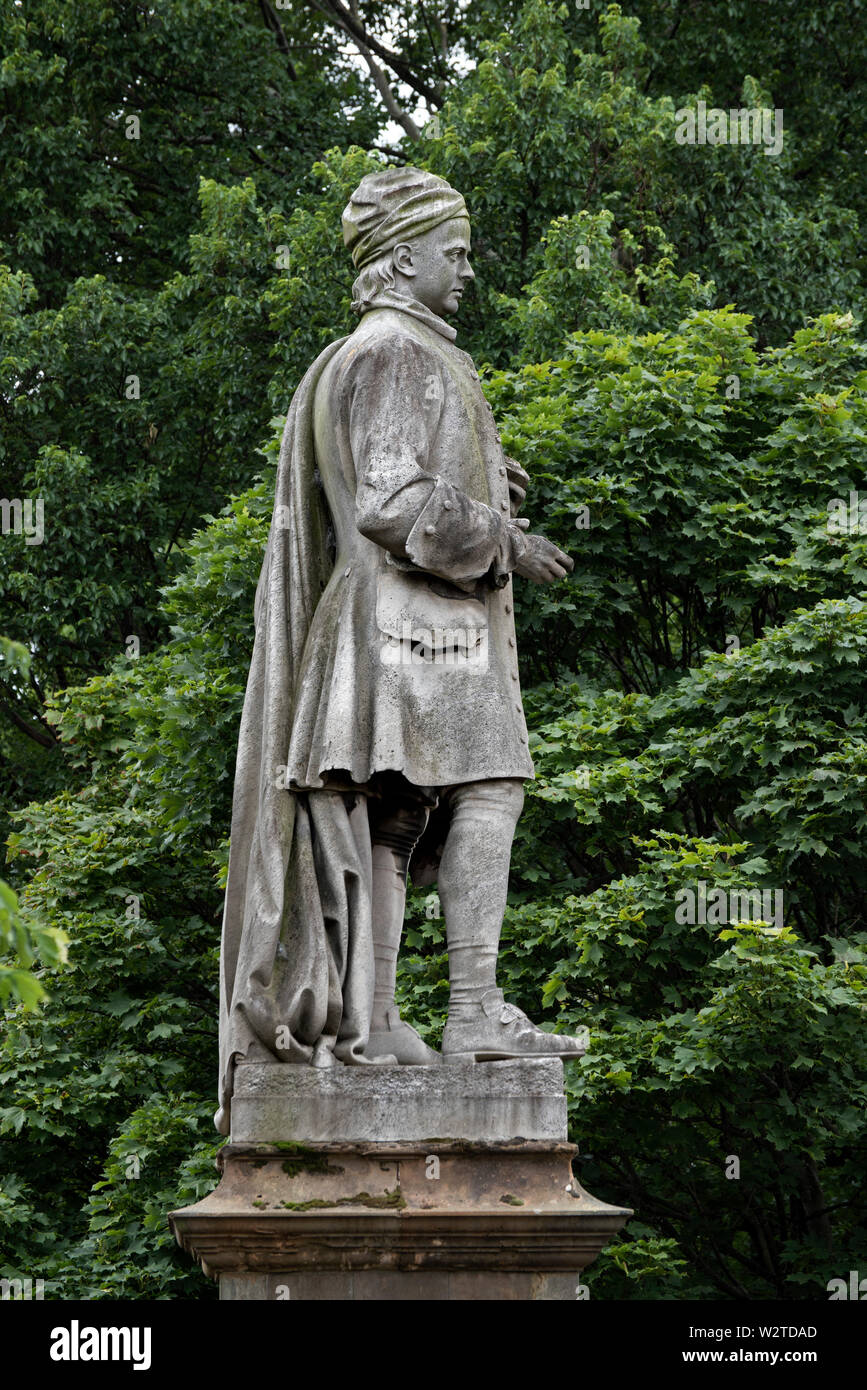 La statua di Allan Ramsay (1686 -1758),poeta Scozzese, drammaturgo, publisher e bibliotecario in Princes Street Gardens, Edimburgo, Scozia, Regno Unito. Foto Stock