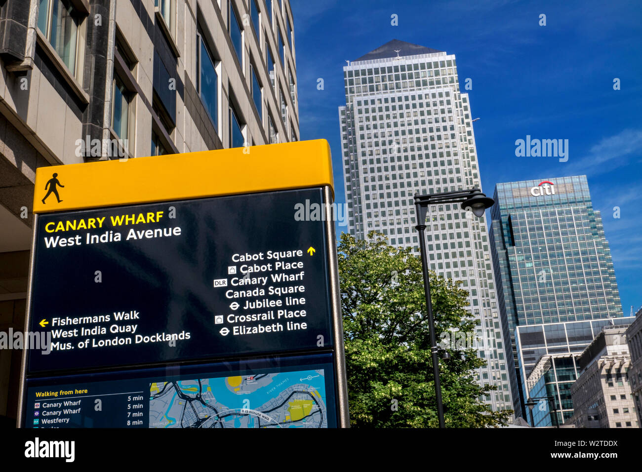 Canary Wharf pedonale passerella pedonale indicazioni stradali in West India Avenue, direzione Cabot Square, Canada Square, Crossrail Place, Fisherman's Walk, West India Quay e Museum of London Docklands. L'iconica Canada Square e la Citi Bank torreggono dietro il Canary Wharf London E14 Foto Stock