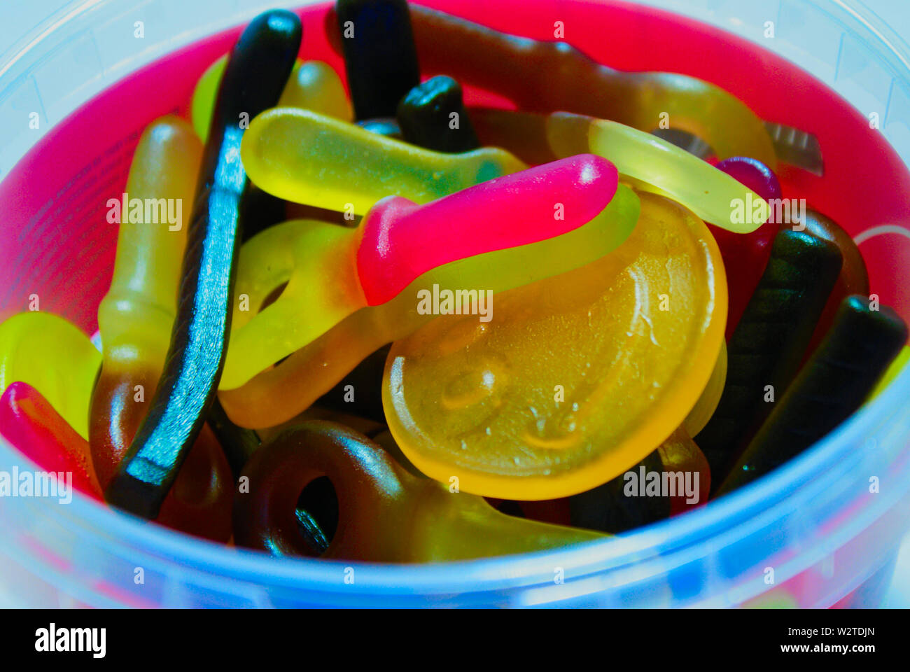 Una benna di colorati vino caramella gommosa Foto Stock