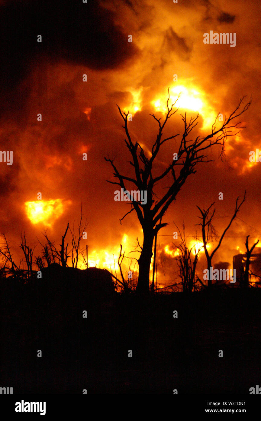 Sciopero aereo su raffineria, incendio industriale, guerra Ucraina Foto Stock