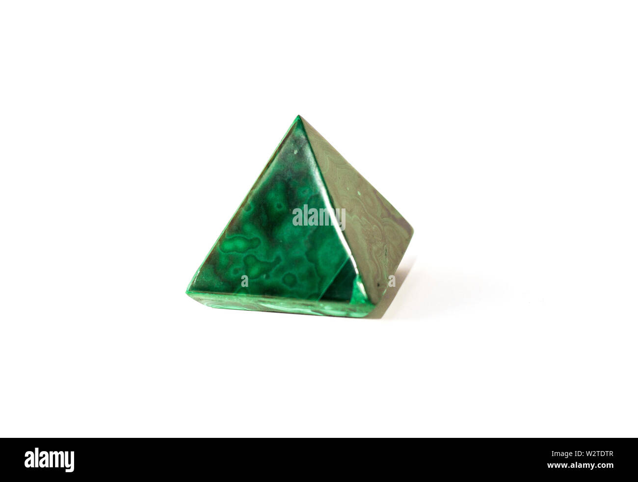 Bellissima piramide di malachite minerale su sfondo bianco Foto Stock