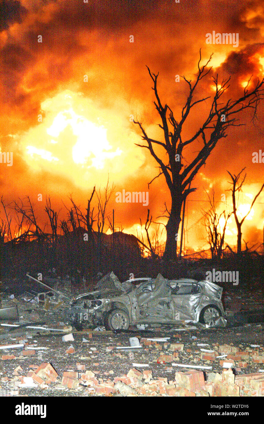 Sciopero aereo su raffineria, incendio industriale, guerra Ucraina Foto Stock