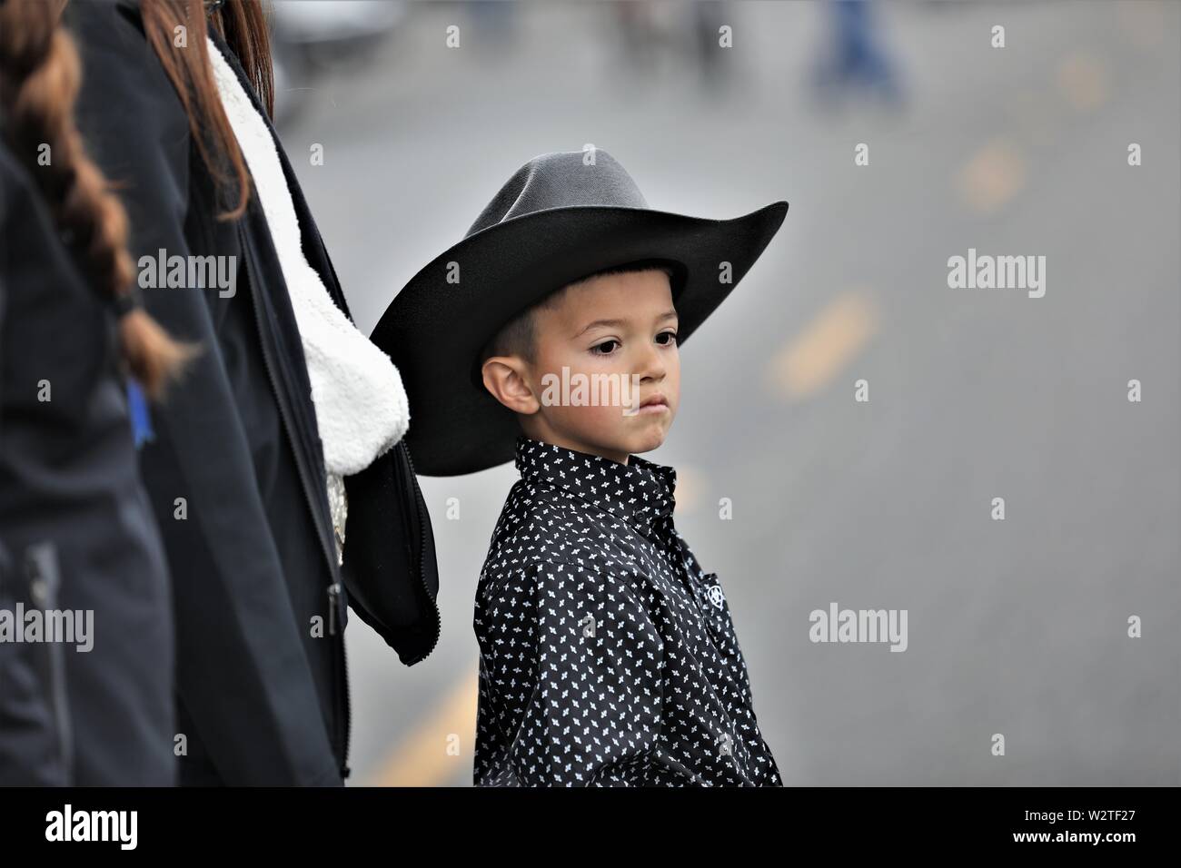 Ragazzo ispanico giovane con cappello nero alla sfilata pubblica che celebra il loro ranch messicano e cowboy e cowgirl patrimonio in California Foto Stock