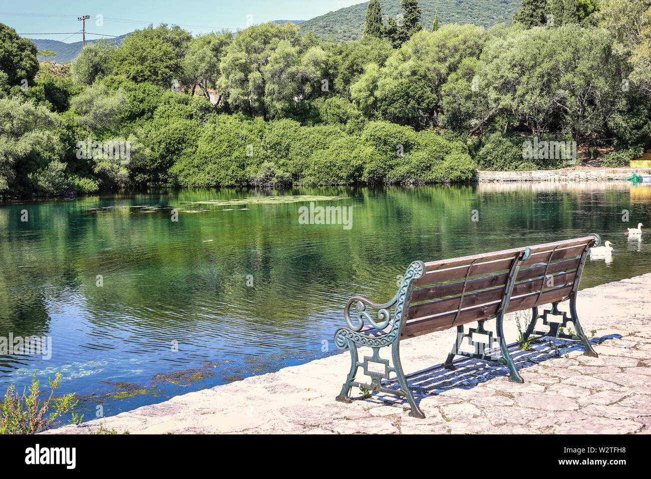 Bellissimo paesaggio del lago Karavomilos vicino al villaggio di Sami presso l'isola di Cefalonia in Grecia. La bellezza del concetto di natura. Foto Stock