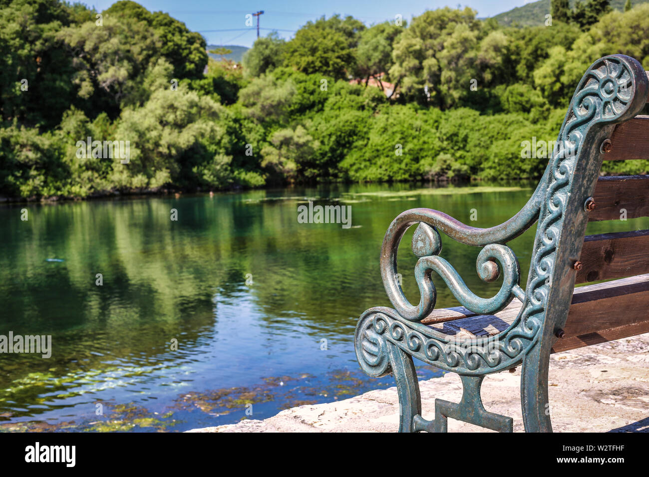 Dettaglio del vecchio banco, Karavomilos vicino lago di Sami village presso l'isola di Cefalonia in Grecia. La bellezza del concetto di natura. Foto Stock
