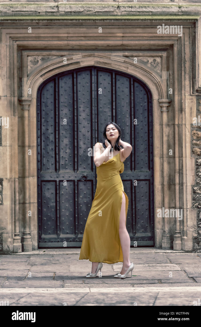 Attraente donna asiatica di fronte ad una chiesa Foto Stock