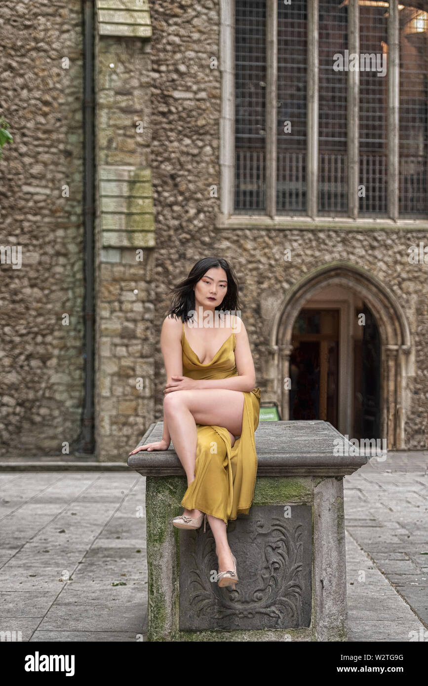 Attraente donna asiatica di fronte ad una chiesa Foto Stock