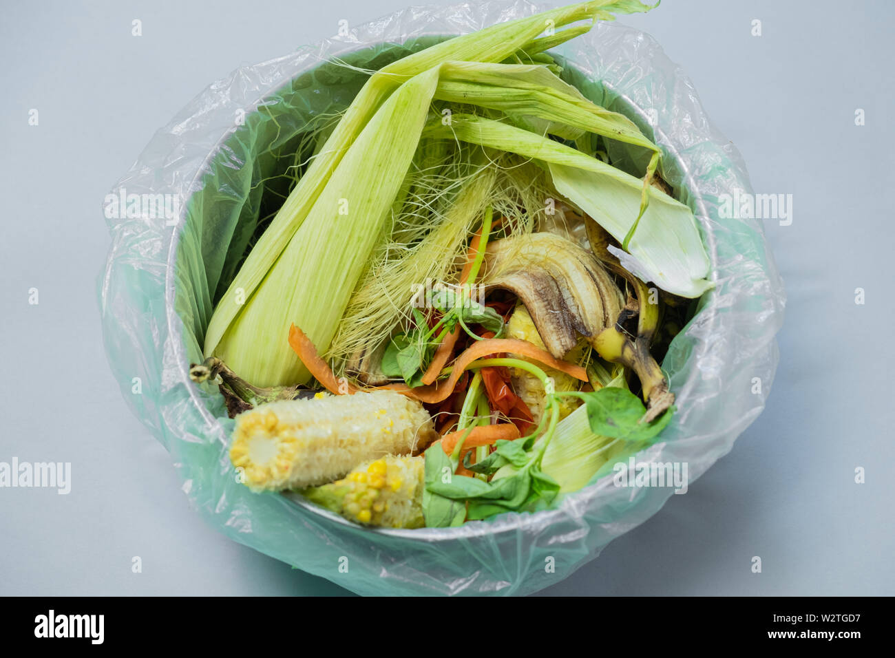 Alimenti biologici rifiuti in un secchio, ripresa dall'alto. Rifiuti Zero, riciclare rifiuti Nozione di smistamento - bucce e avanzi di frutta e verdura Foto Stock