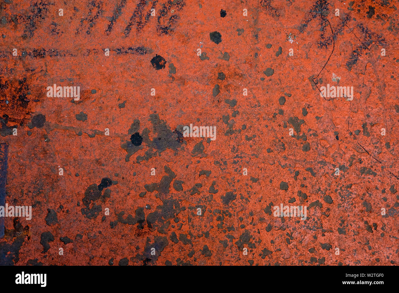 Il grintoso rosso luminoso texture su un metallo arrugginito Foto Stock