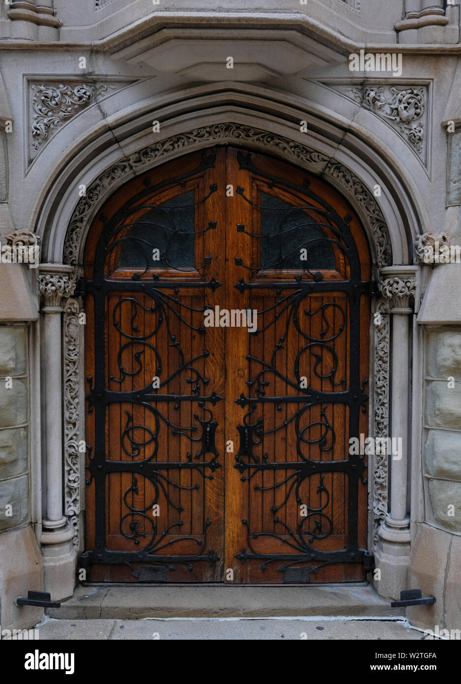 Un ornato porta in legno sulla prima storica Chiesa Presbiteriana nel centro di Pittsburgh, Pennsylvania, STATI UNITI D'AMERICA Foto Stock