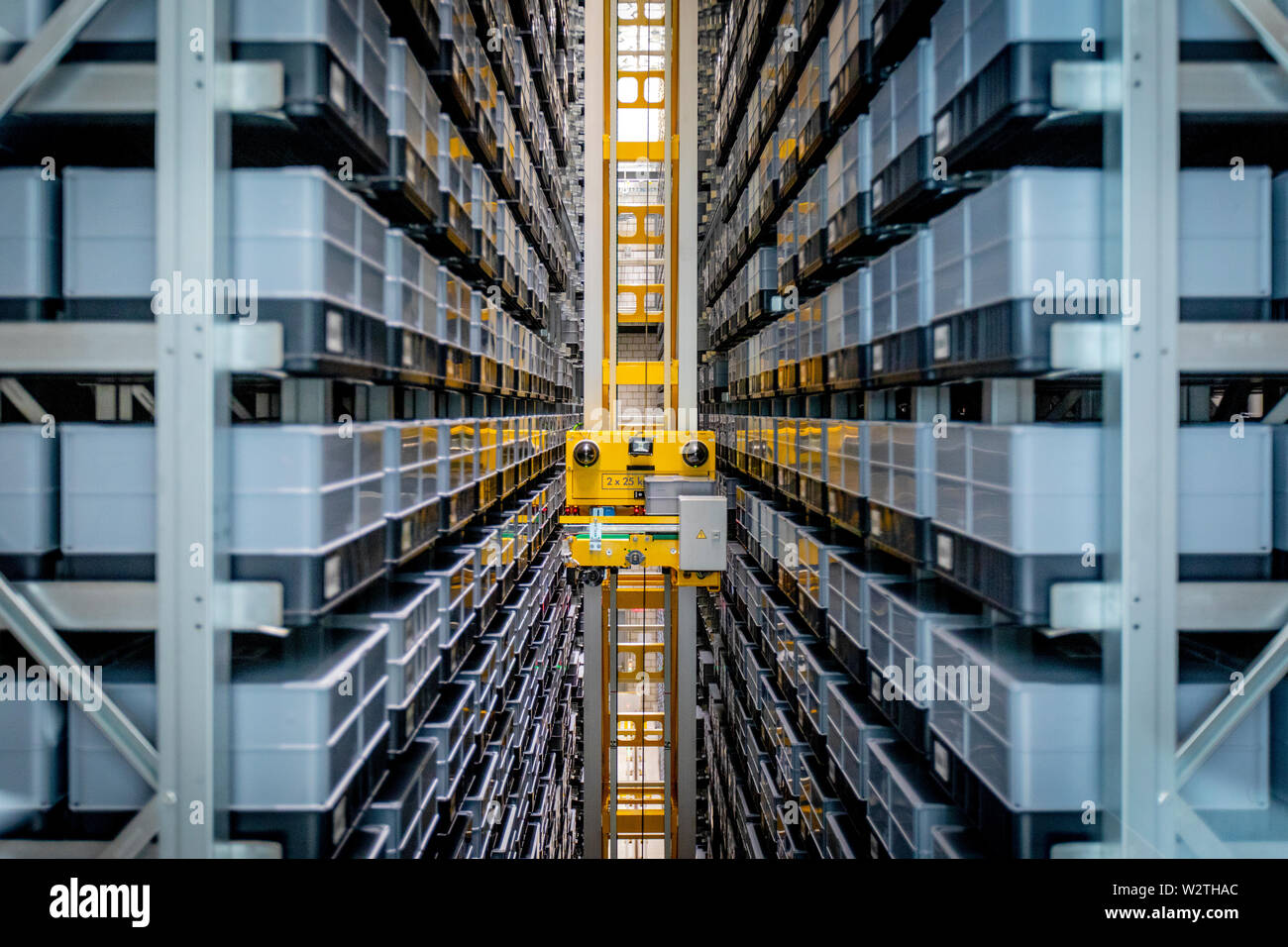 Un robot di prelievo esegue lo zoom in su e in giù nel magazzino delle  parti di Omega a Biel. Il gigante produttore di orologi sono sopravvissuti  alla crisi di quarzo negli