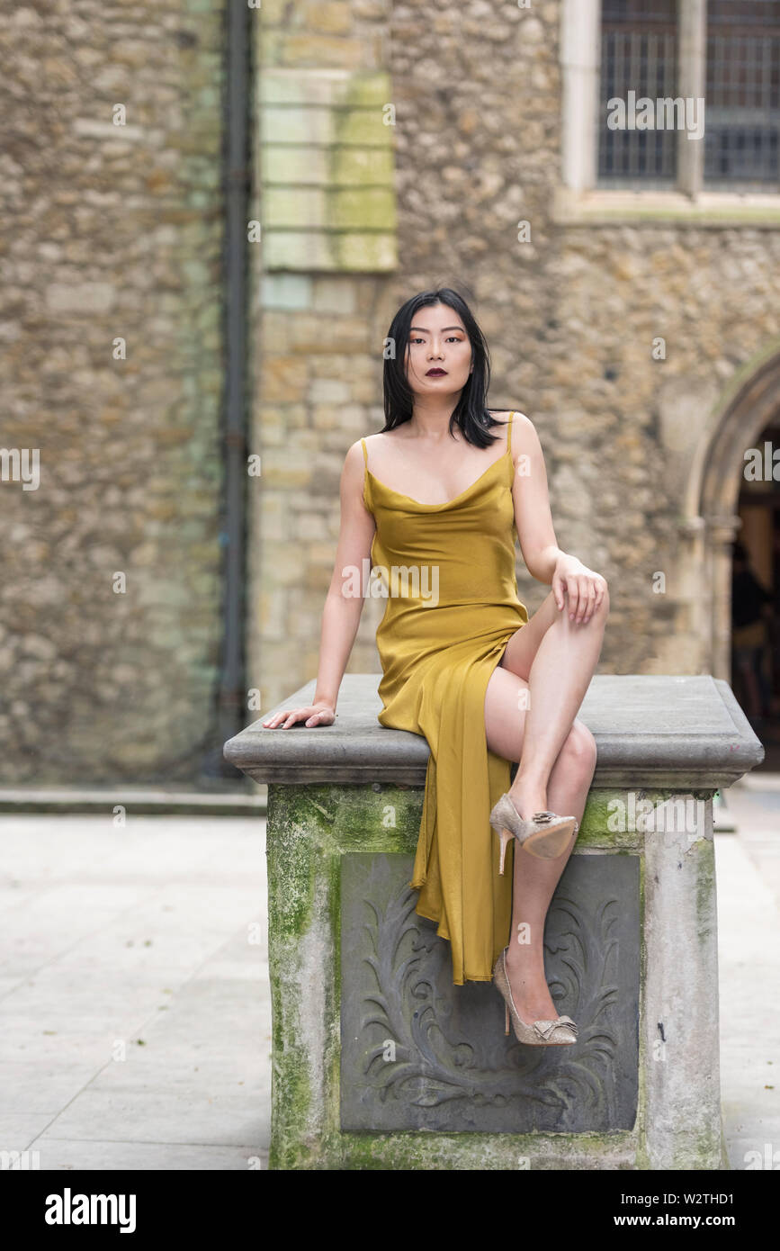 Attraente donna asiatica di fronte ad una chiesa Foto Stock