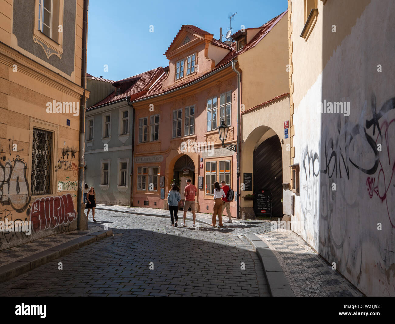 Praga, Repubblica Ceca - 8 Giugno 2019: Mala Strana di Praga Scena di strada con i turisti e gli edifici di vecchia costruzione, Tri Stoleti Cafe e ristorante e Cobblest Foto Stock