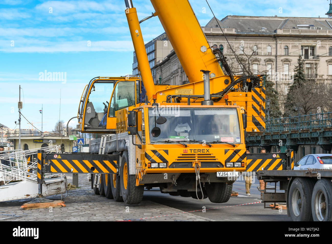 BUDAPEST, UNGHERIA - Marzo 2018: un ampio angolo di visione di una grande gru mobile con braccio telescopico esteso e stabilsiers estesa in Budapest. Foto Stock