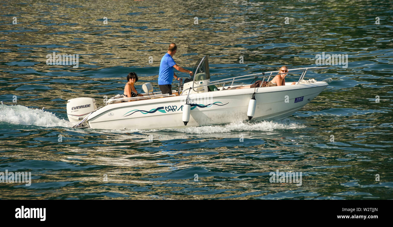 SALO, LAGO DI GARDA, Italia - Settembre 2018: persone su una piccola imbarcazione a motore vicino al lungolago di Salo sul Lago di Garda. Foto Stock