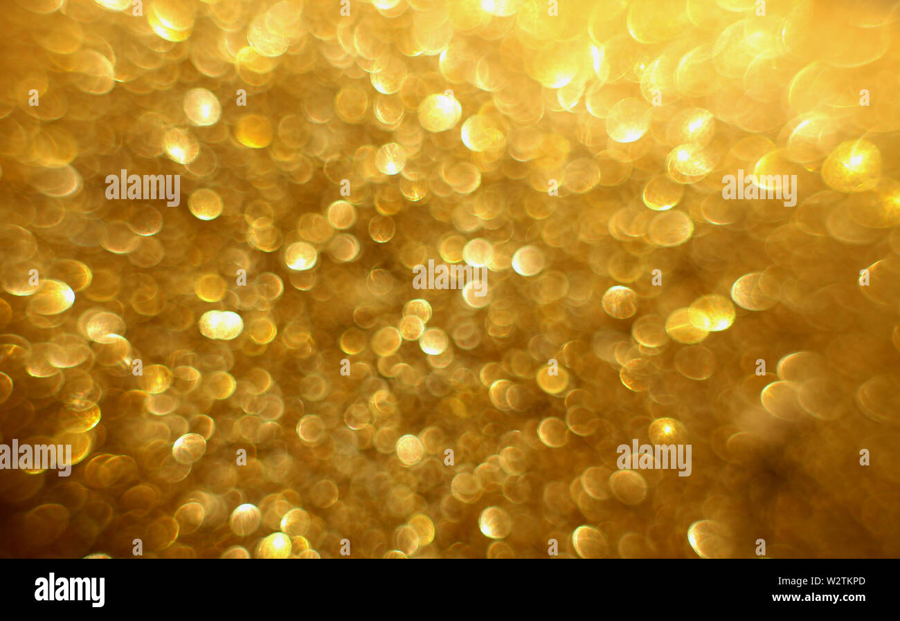Golden glitter natale astratto sfondo bokeh di fondo. Sparkles sfocata sullo sfondo di festa Foto Stock