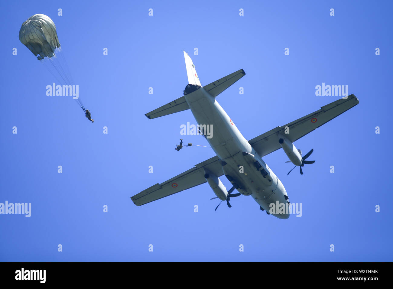 Boboc, Romania - 22 Maggio 2019: militare paracadutisti salta da un Alenia C-27J Spartan militare piano di carico. Foto Stock