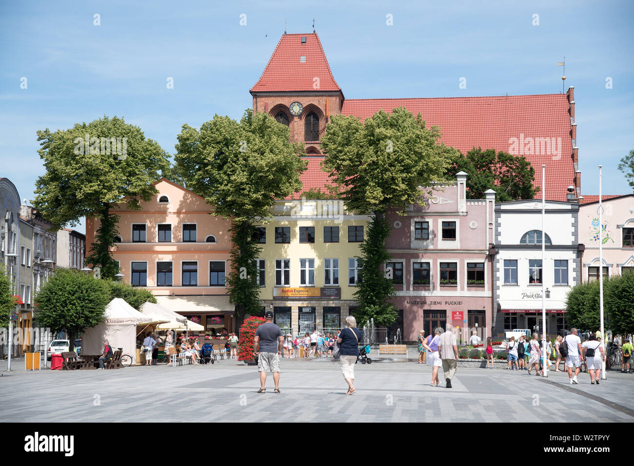 Luogo di mercato e la chiesa gotica di San Pietro e Paolo in Puck, Polonia. 25 giugno 2019 © Wojciech Strozyk / Alamy Stock Photo Foto Stock