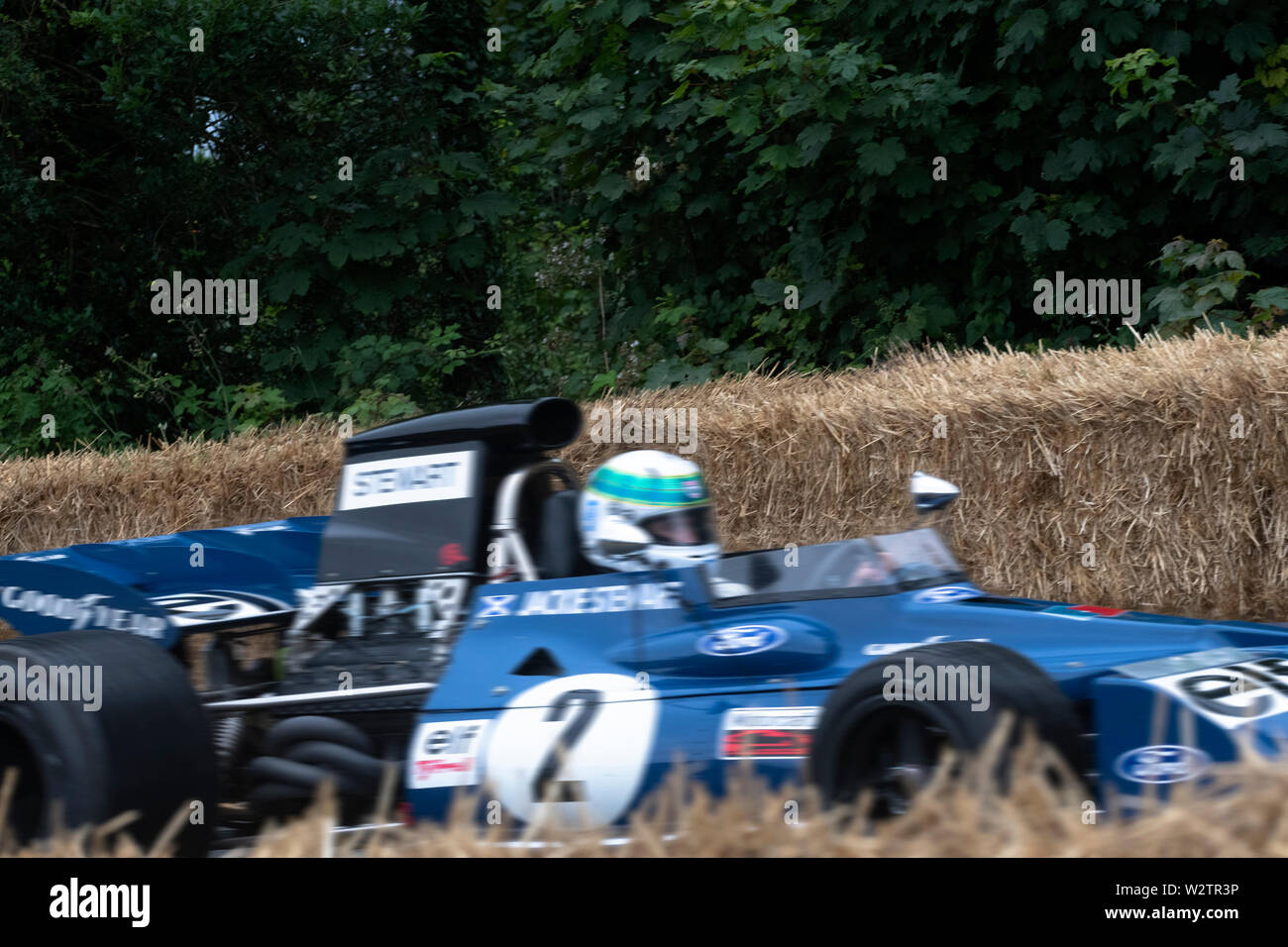 Auto da corsa che si arrampica sulla salita al Goodwood Festival of Speed 2019, West Sussex, Inghilterra, Regno Unito. Foto Stock