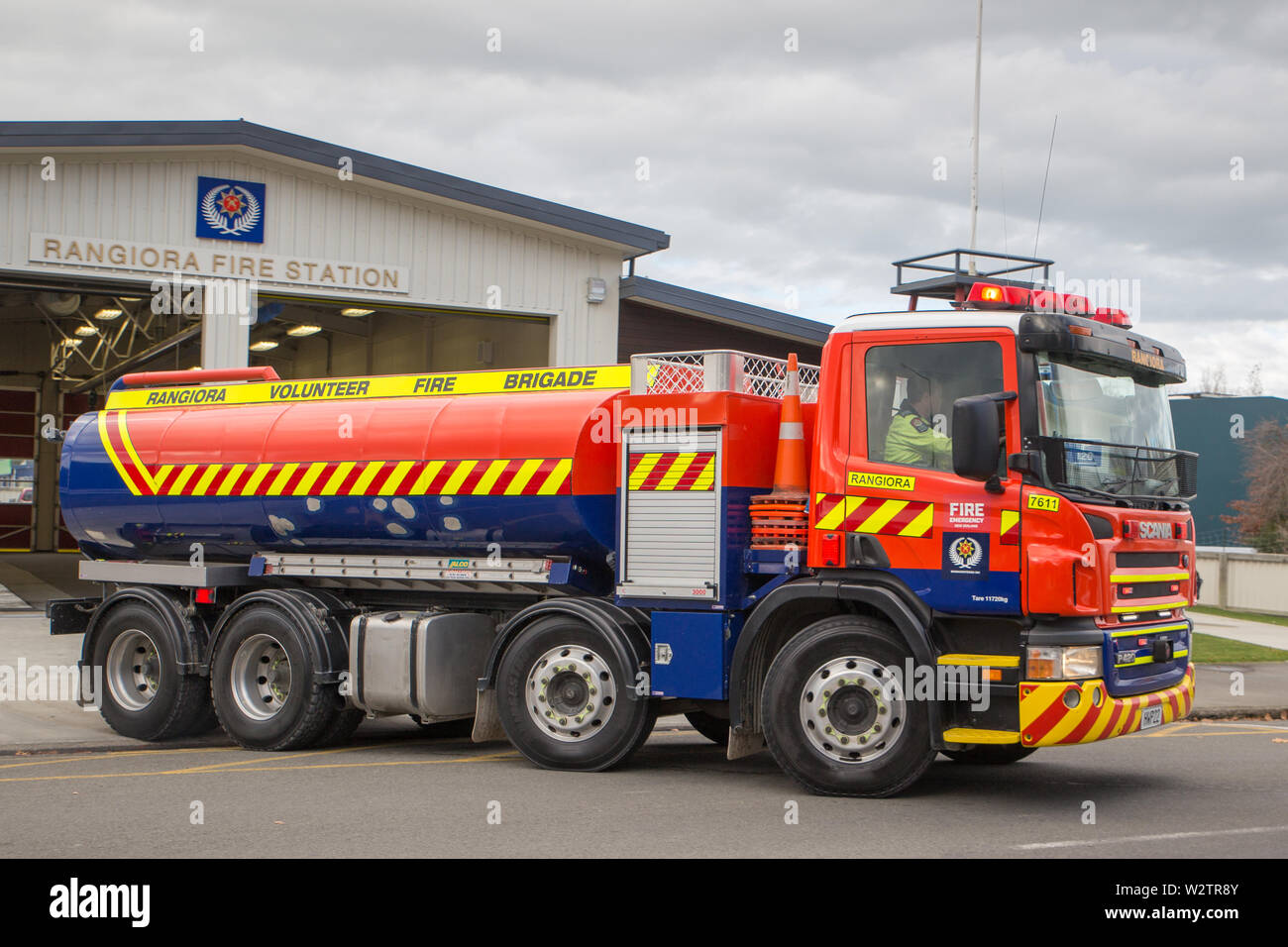 Rangiora, Canterbury, Nuova Zelanda, 16 Giugno 2019: un fire Crew rispondere al pressante la sirena e il team di lasciare la stazione dopo afferrando il loro fuoco figh Foto Stock
