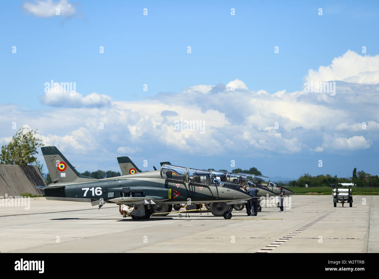 Boboc, Romania - 22 Maggio 2019: Meccanica frequentare IAR 99 Soim (Falco) advanced trainer e attacco leggero di aerei utilizzati come jet trainer rumeno della Ia Foto Stock