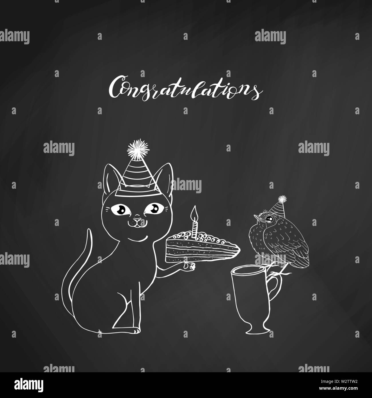 Gatto nero in cono hat seduto e trattenere il pezzo di torta. mano scritte congratulazioni. su sfondo lavagna. stock illustrazione vettoriale. Illustrazione Vettoriale