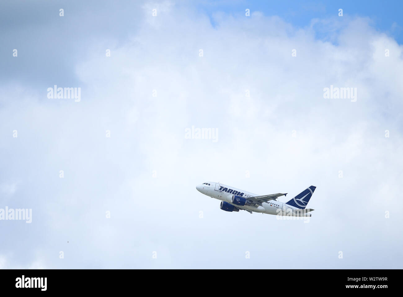 Otopeni, Romania - 22 Maggio 2019: UN TAROM aereo commerciale è tenuto fuori dal'Aeroporto Internazionale Henri Coanda. Foto Stock