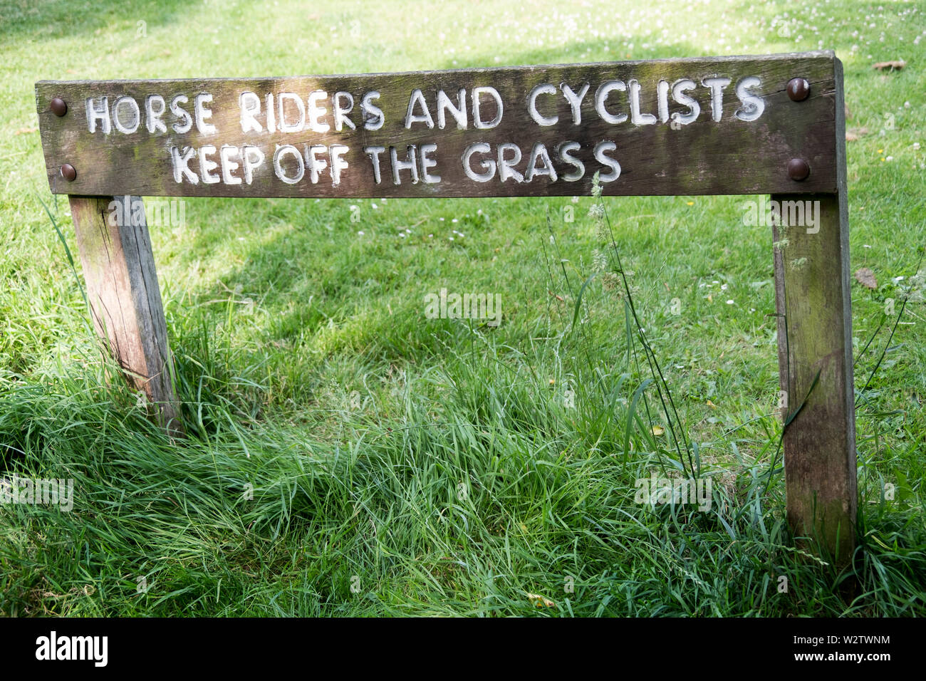 Un di legno di mantenere spento il segno di erba in Shenley Park per cavalieri e ciclisti. Foto Stock