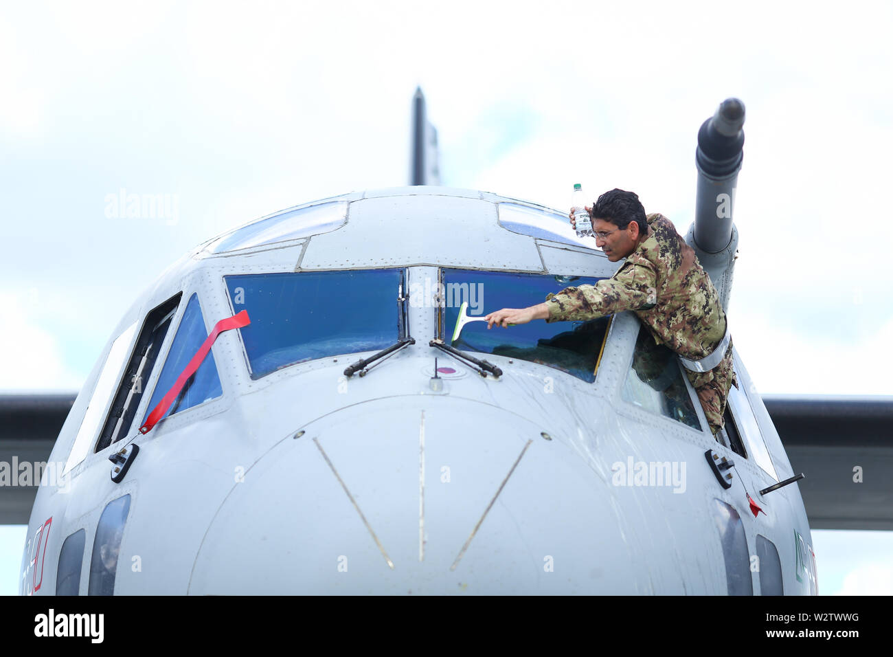 Otopeni, Romania - 22 Maggio 2019: un pilota militare di un Alenia C-27J Spartan militare piano di carico dalla forza aerea italiana è la pulizia della windscree Foto Stock