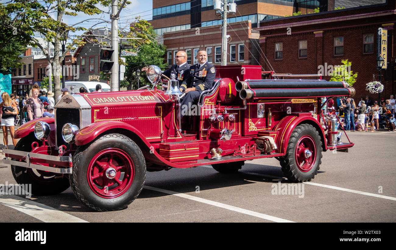 Antique fire carrello dai Vigili del fuoco sulla strada durante la Gold Cup sfilata per celebrare il PEI della vecchia Home settimana e in estate in downtown Charlottetown. Foto Stock