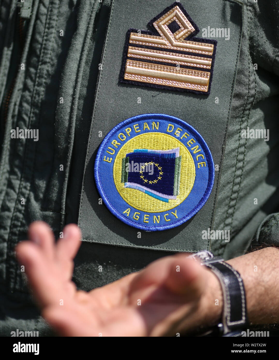 Boboc, Romania - 22 Maggio 2019: dettagli con una Agenzia europea per la difesa badge su un Italian Air Force Officer uniforme. Foto Stock