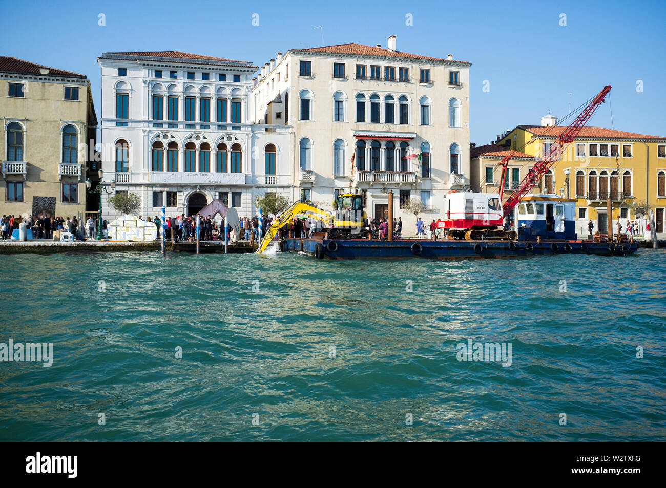 10 - Maggio - 2019, Fondamenta delle Zattere, Venezia, Italia - i lavori di dragaggio in Fondamenta delle Zattere, Venezia. I lavori di dragaggio è la forma di scavo Foto Stock