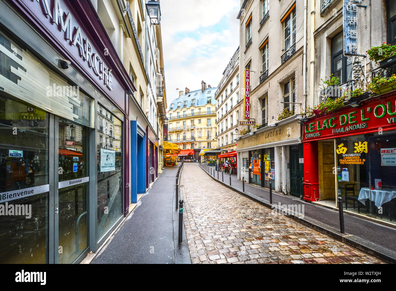 Il Quartiere Latino nel quinto arrondissement di Parigi Francia la mattina presto quando i negozi e caffetterie sono in procinto di aprire per il business. Foto Stock