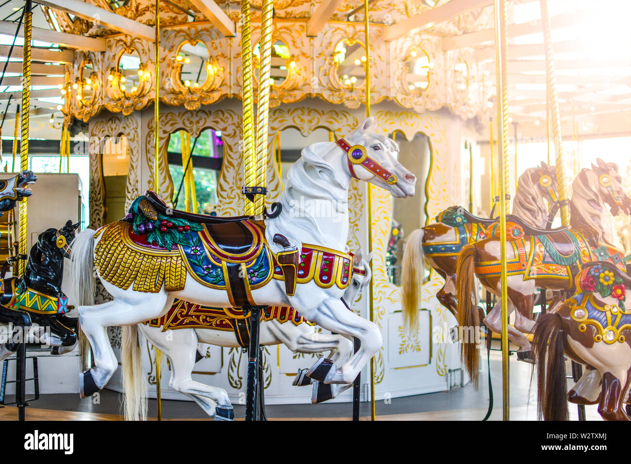 Giostra cavalli seduta vuota all'interno Merry Go Round di Spokane Washington Foto Stock