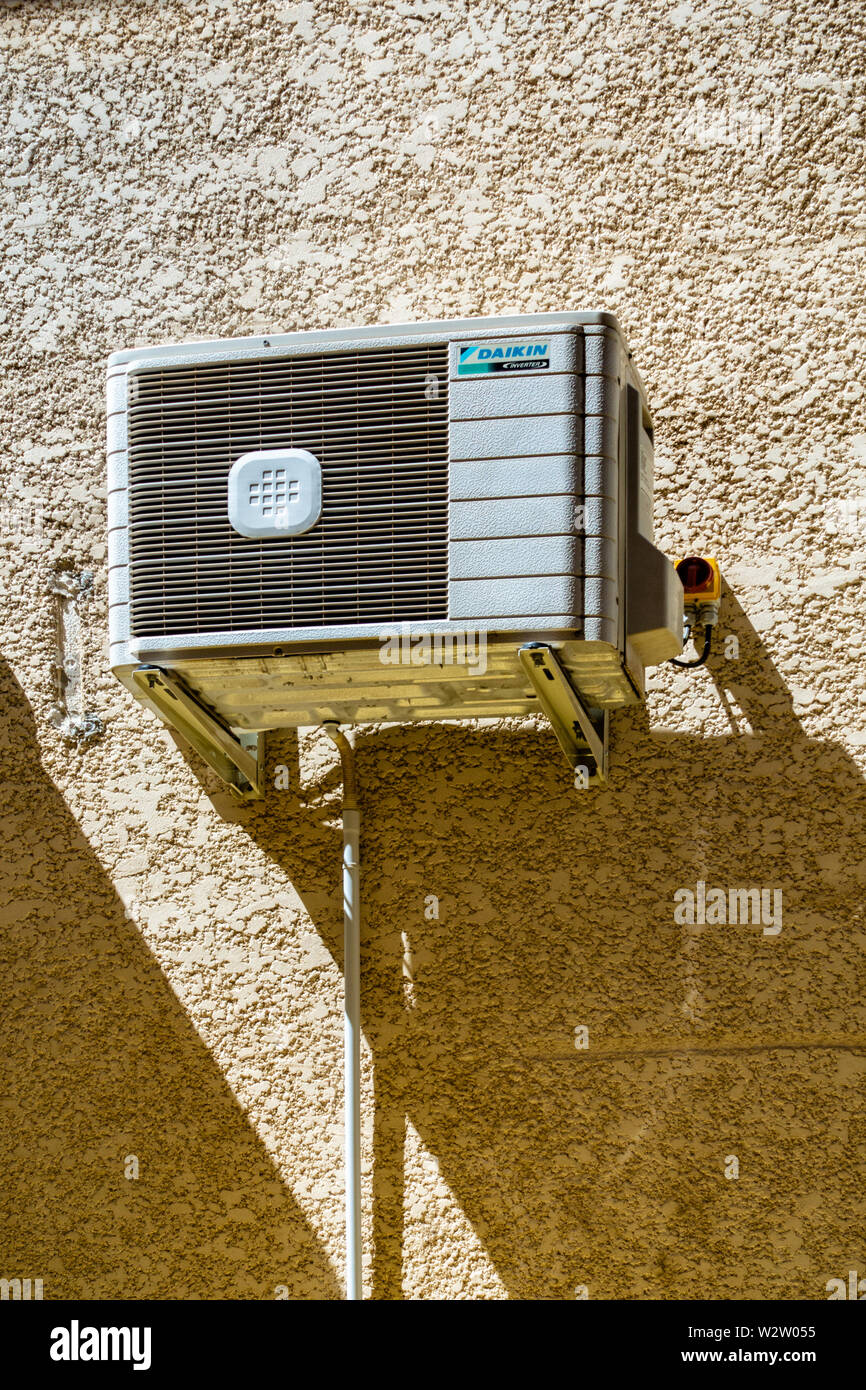 Unità aria condizionata su una casa francese parete Foto stock - Alamy