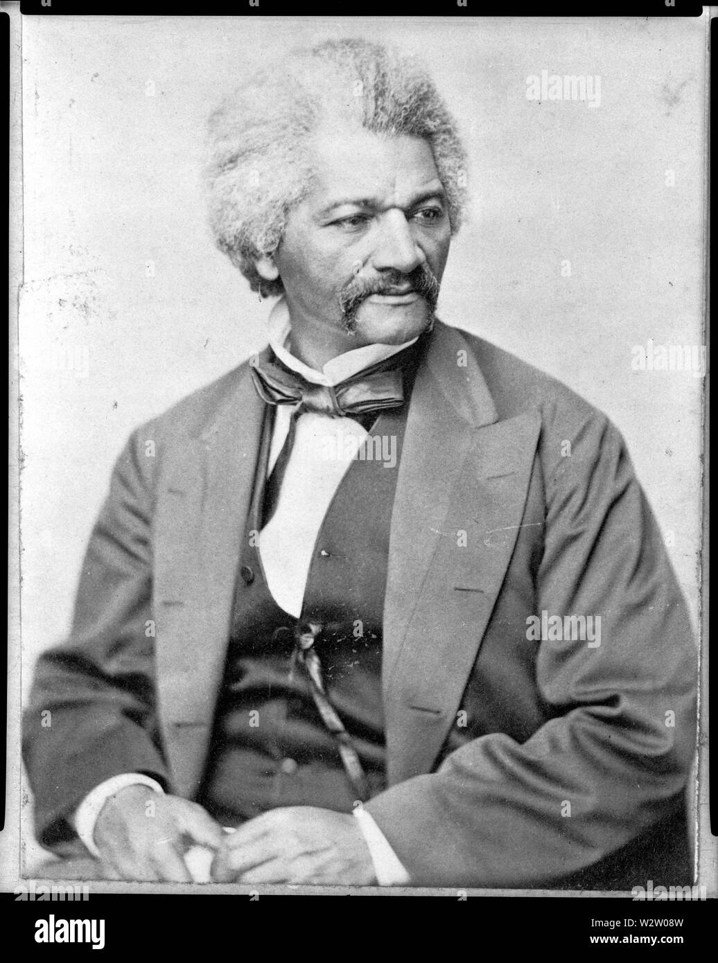 Frederick Douglass (1818-1895), testa e spalle ritratto, rivolto verso destra. Processo di albume, digitalizzato dal negativo con LOC. Foto Stock