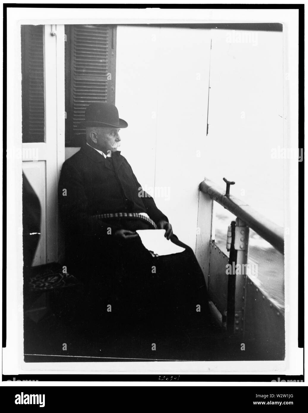 Conte Ferdinand von Zeppelin, ritratto a figura intera, seduto sul ponte della nave, rivolto verso destra. Foto Stock