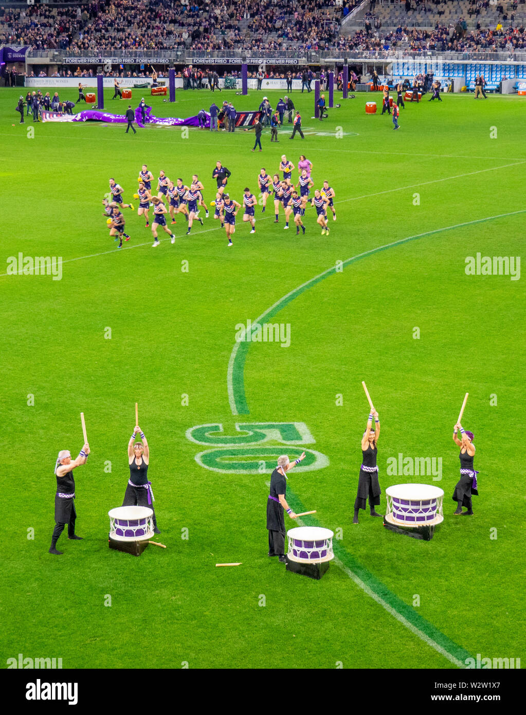 Pregame batteristi di intrattenimento a Fremantle Dockers Western Derby AFL game al Optus Stadium Perth Western Australia. Foto Stock